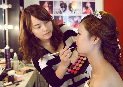 论影楼化妆师与新娘当天跟妆造型师