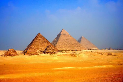 吉萨金字塔中三座最大,保存最完好的金字塔分别1600_1063