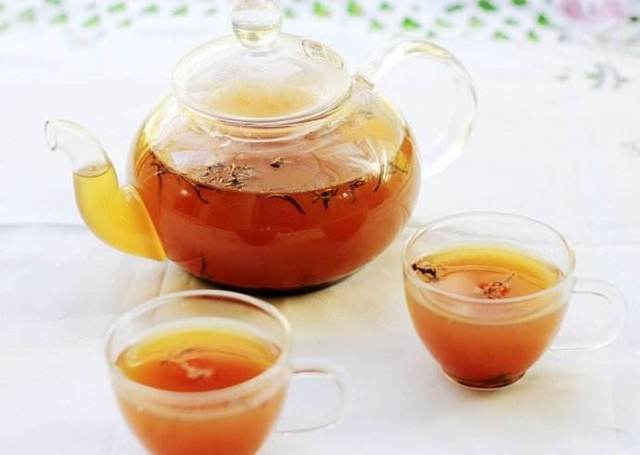 过食肥腻食品等,甘蔗红茶可以起到解油腻的作用,对于清热解毒润燥有
