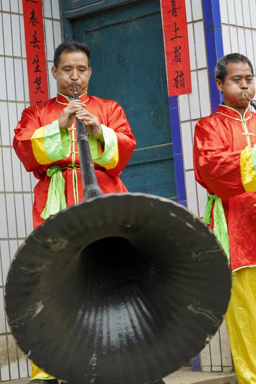 4月21日,永城吹打刘家乐班成员刘永波用自制的特大号唢呐进行演奏.