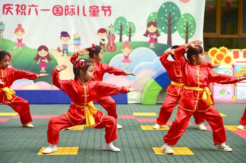 5月27日,北京市政府机关幼儿园的小朋友表演武术操.