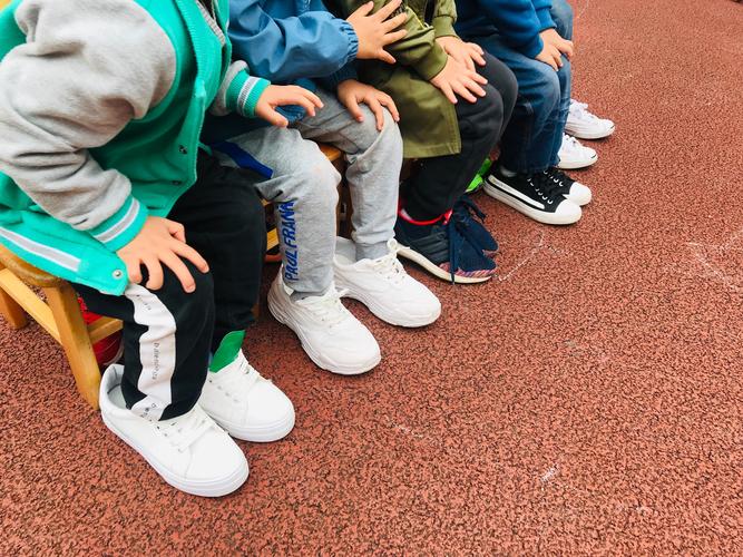 孩子们平常对大鞋很感兴趣,也有穿爸爸妈妈的大鞋踢踏踢踏的经历档
