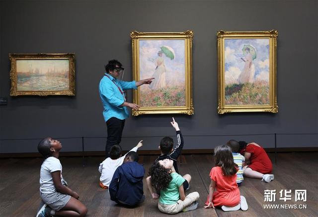 6月23日,孩子们在法国巴黎奥赛美术馆欣赏莫奈的名画.