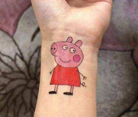 手腕可爱的小猪佩奇纹身图片