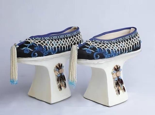 满族花盆底鞋由来的故事,多罗甘珠发明了花盆底鞋