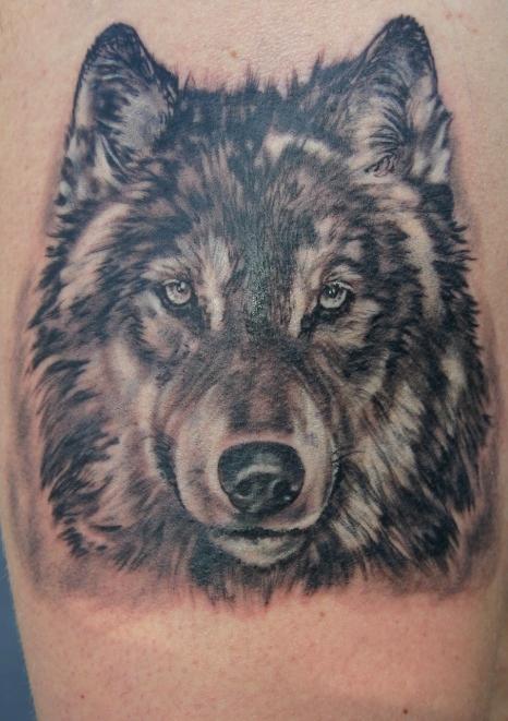 黑白狼头写实纹身图案