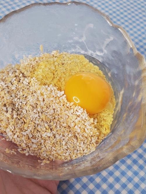 7815 方法:准备西麦高纤燕麦麸皮适量,加入一颗鸡蛋和适量牛奶