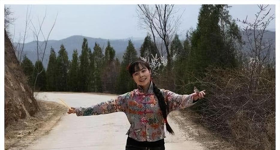王二妮22岁成名放弃百万年薪嫁农村小伙如今带妹妹做公益
