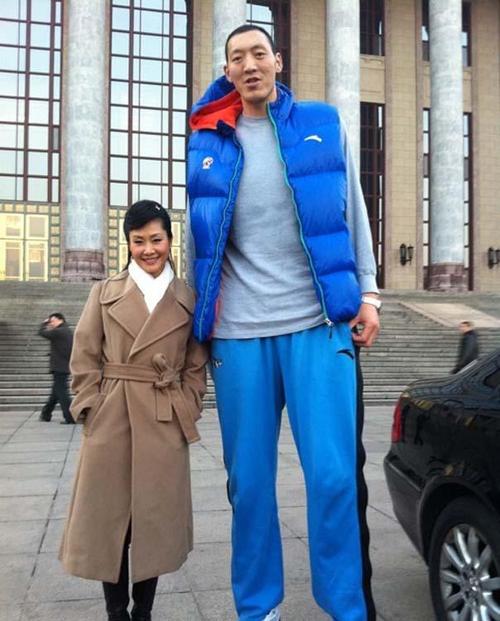 他比姚明还高10公分,身高2.35米娶1.9米娇妻,创造吉尼斯纪录!