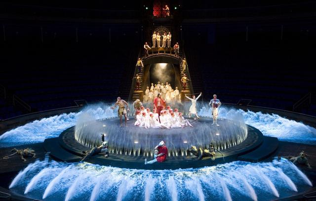 水上表演,剧院舞台在开场后会不可思议地化成一个巨大的水池,在中世纪
