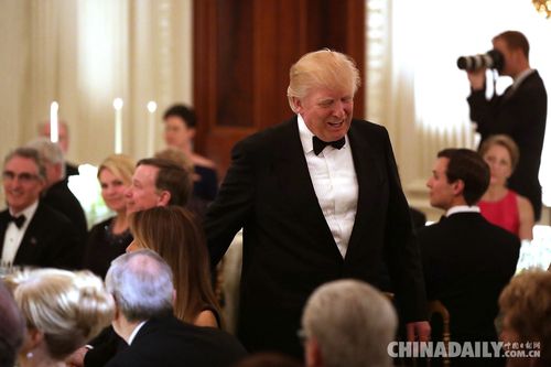 特朗普举行州长晚宴称过去4周充满乐趣