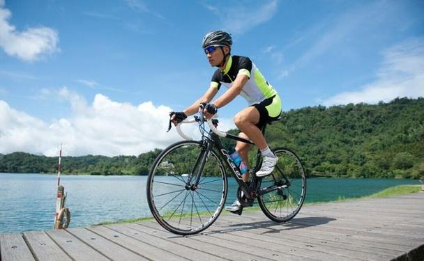 户外骑自行车是一项很好的运动方式,骑自行车多久适合呢?