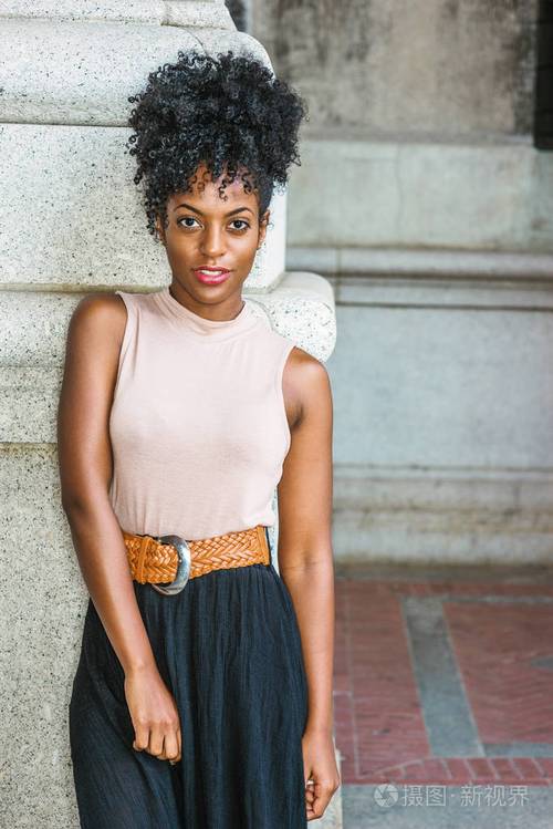 纽约非裔美国年轻妇女的肖像年轻的黑人女大学生留着非洲发型穿着无袖