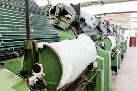 梳棉机纺织厂照片