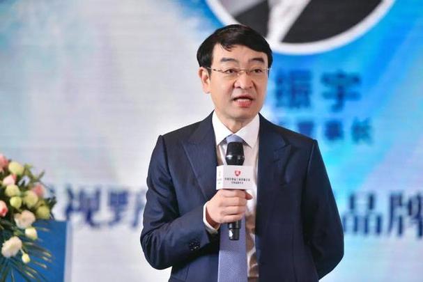 2003年,郭振宇回国,进入岳父的企业,并担任滇虹药业董事长,总裁.