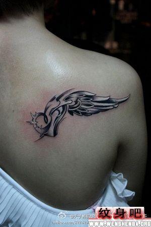 爱心翅膀肩部纹身图案