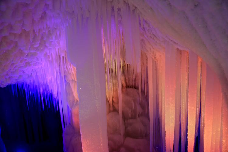 这个冰洞,千年不化且冬暖夏凉,据说还有美容功效
