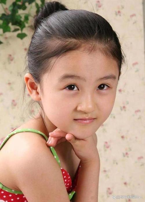 陆子艺:她6岁被成龙抱上春晚,长大后因