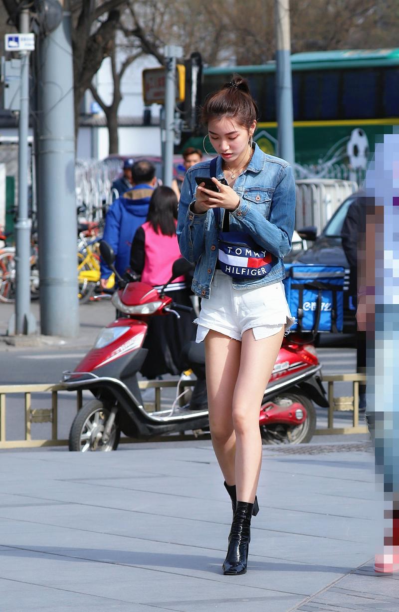 北京三里屯街拍:这些逛街的姑娘身材真好,让人羡慕