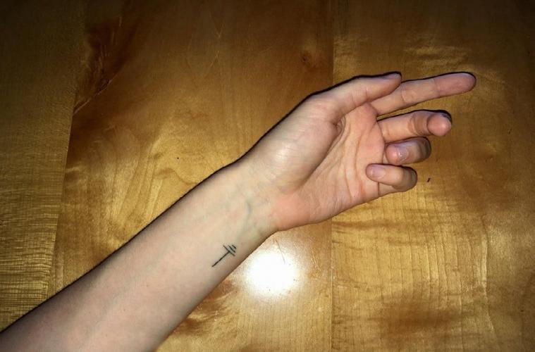 女生手腕上黑色简单线条小清新符号纹身图案