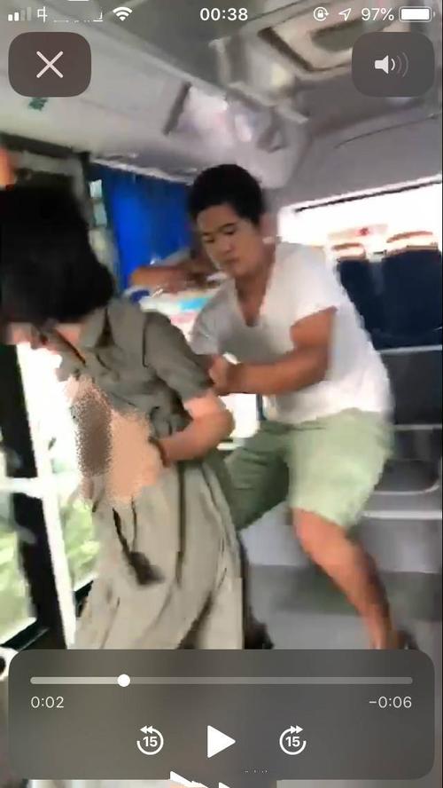 据网友爆料,在虎扑看到的一个视频,在公交上一位女生被一个男猥亵