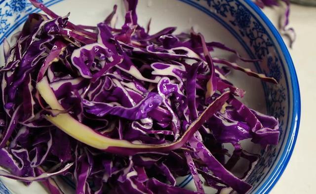 凉拌紫包菜的做法(凉拌紫包菜的做法大全家常菜)-花香满园美食