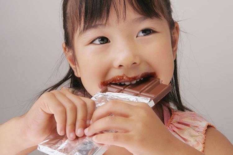 吃巧克力的小女孩