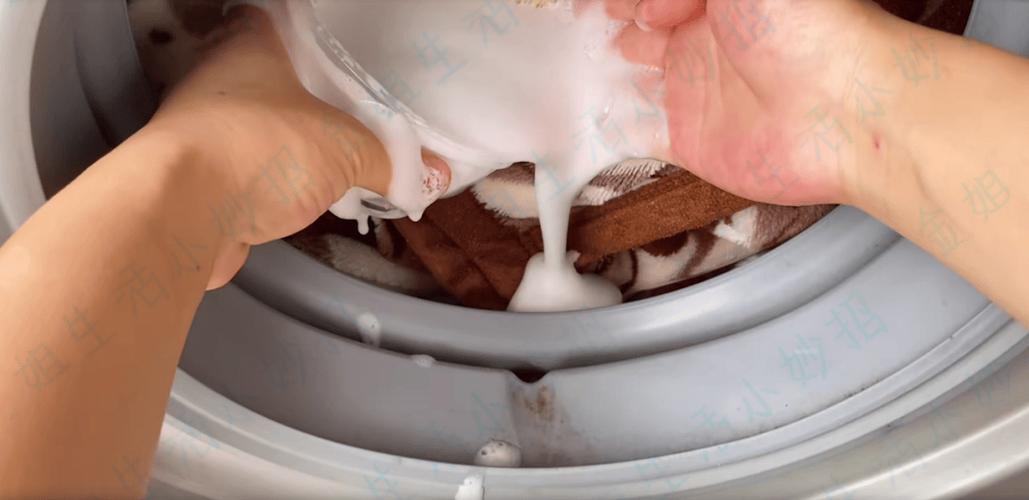 要是你家里的床单和被子上有顽固的污渍,光靠洗衣粉是不能彻底清除的.