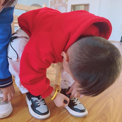 如何培养幼儿独立穿鞋