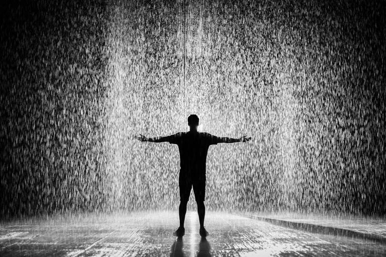 一个人站在雨里的背影图片