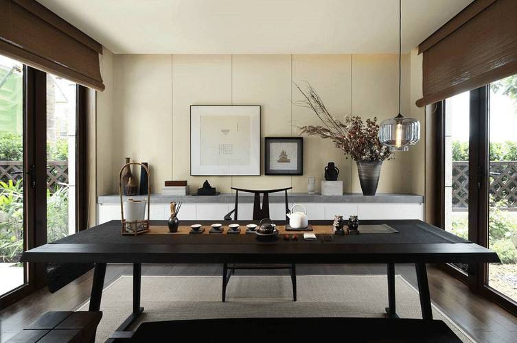 简淡的中式茶室, 淡雅的色彩,洗练的线条, 再加一方清新雅致的茶席