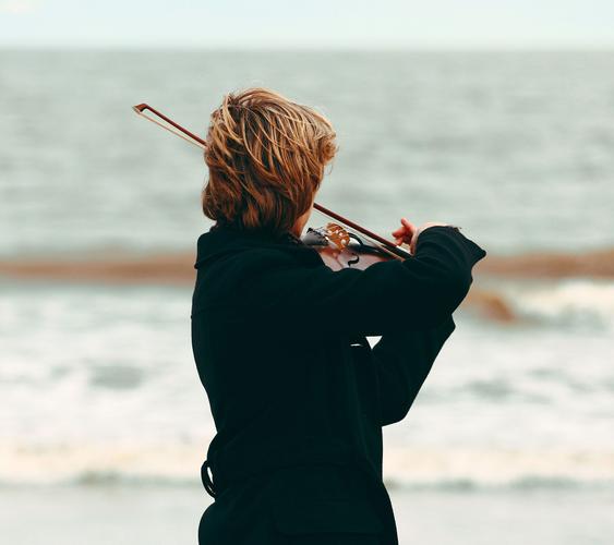 音乐,小提琴,背影,大海,落寞的小提琴手壁纸