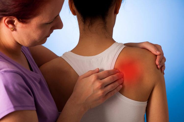 肩胛骨缝疼痛是什么原因–是什么导致肩胛骨疼痛以及如何治疗它