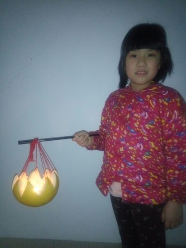 看看我和爸爸做的灯笼,爸爸说是按小桔灯的做法做的柚子灯!