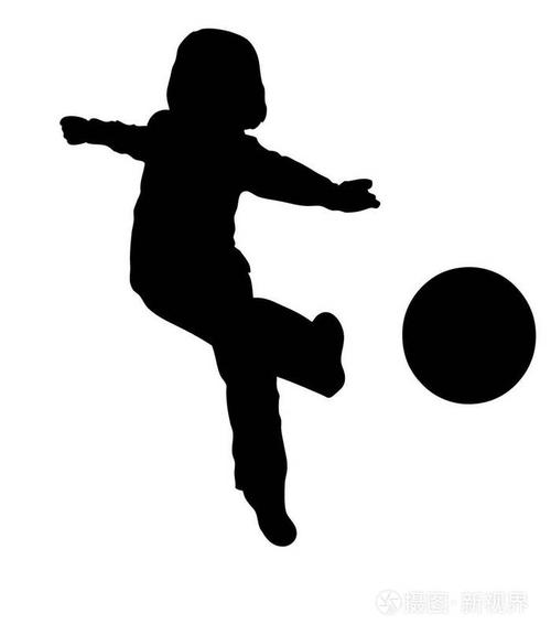 小男孩踢足球的剪影