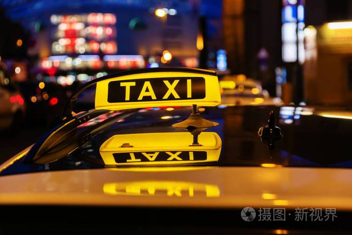 夜间出租车车顶上有照明的出租车标志照片-正版商用图片172lj8-摄图新