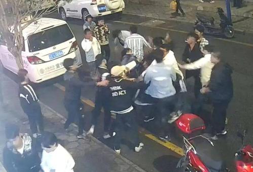 现场视频镇雄塘房街上10多人聚众斗殴逮捕9人拘留5人