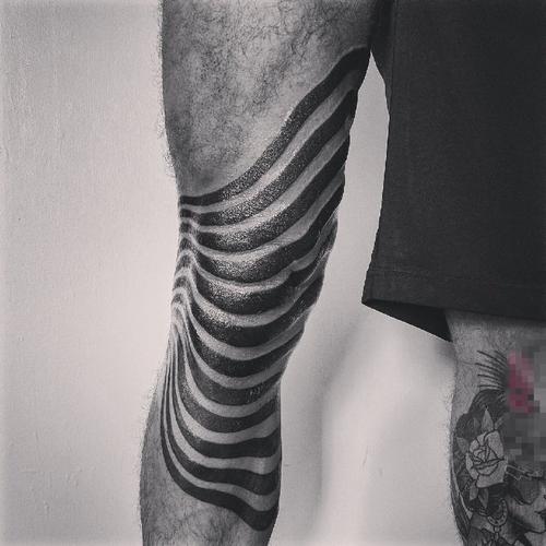 男生大腿上黑色简单个性抽象线条纹身图案