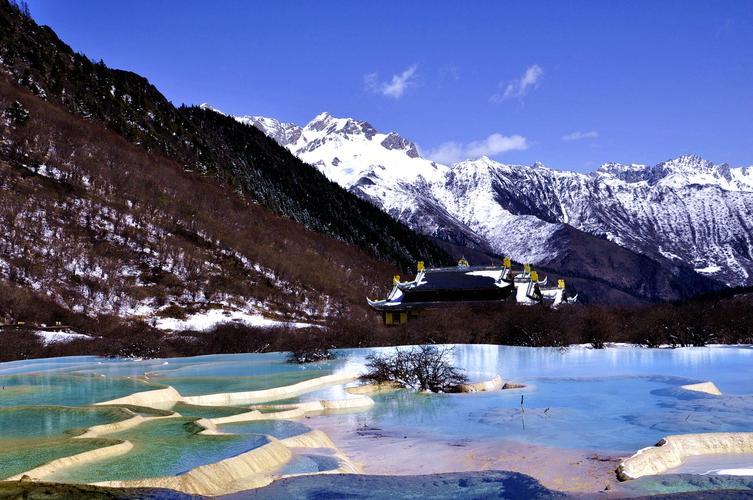 五彩池海拔3900米,是位于黄龙景点最高处的钙化彩池群.