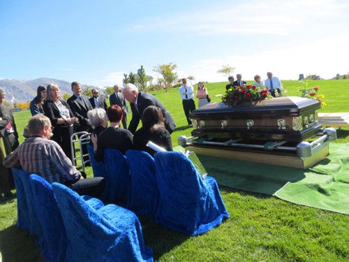 有时,死者生前把自己的葬礼安排得非常周到具体.