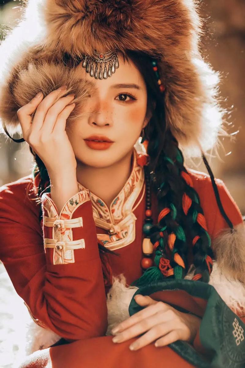 丽江藏族写真是笑的很甜的藏族女孩