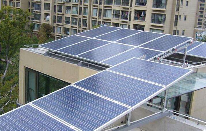 太阳能电池板对人不会产生辐射,但光伏发电太阳能板造成的光污染有
