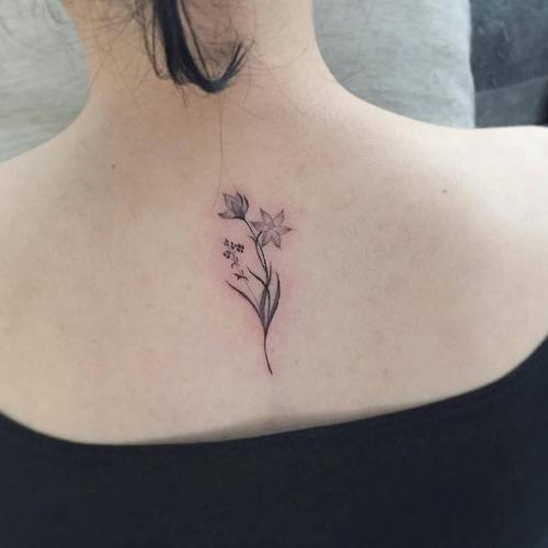 女生背部的9张花卉纹身图片5