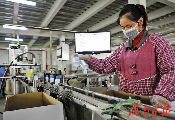 4月11日,渭南高新区陕西先农生物科技有限公司员工正在生产线上作业.