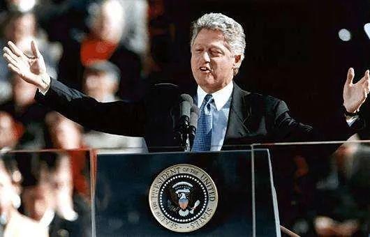 1992年美国总统大选结果终于出炉,克林顿获得了各年龄段选民的支持