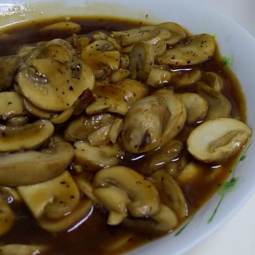 p>黑胡椒蘑菇是以圆蘑为主料的菜品. /p>
