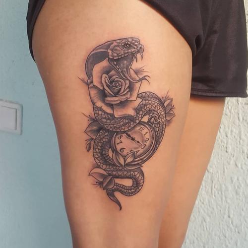 大腿玫瑰蛇纹身图案