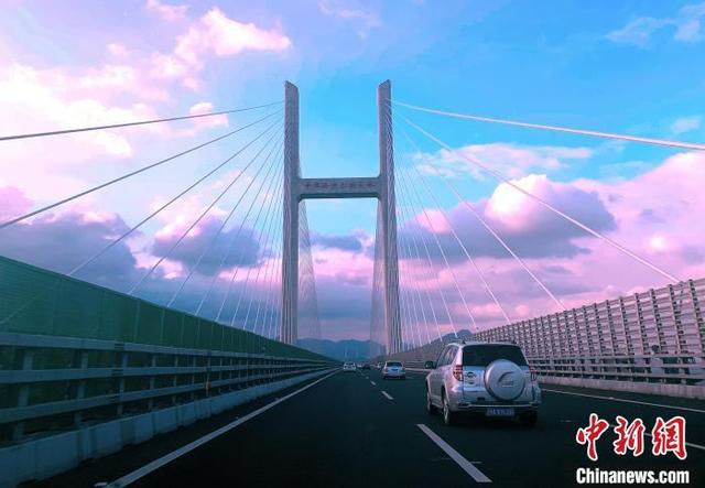航拍试通车的中国首座跨海公铁两用大桥