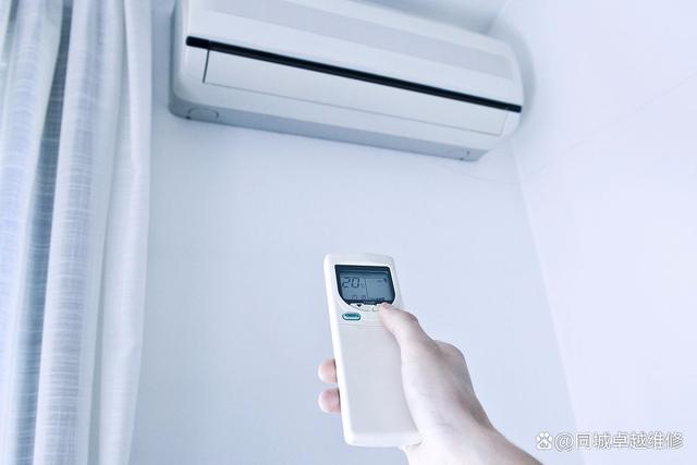 它通过制冷剂的循环和冷却来降低室内温度,并通过加湿器加湿空气,以