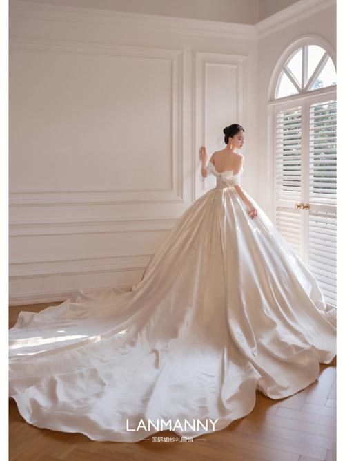 备婚试纱丨5款超大拖尾的婚纱你会选哪款
